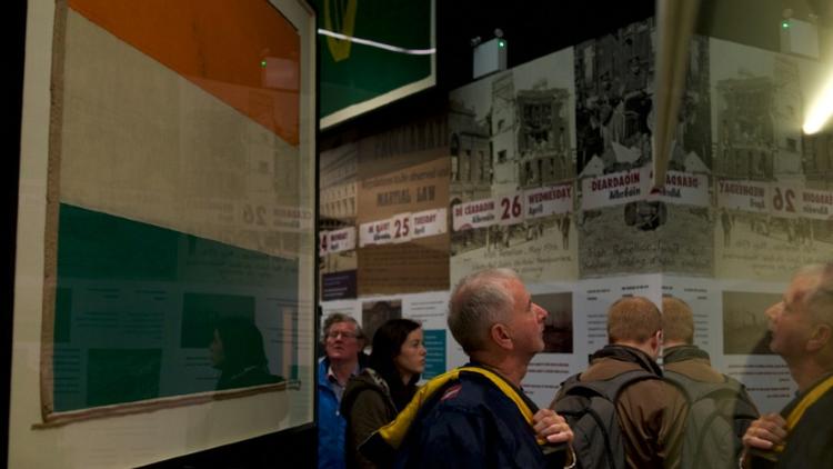 Des visiteurs lors d'une exposition au Musée national d'Irlande à Dublin, le 23 mars 2016 [Paulo Nunes dos Santos / AFP/Archives]