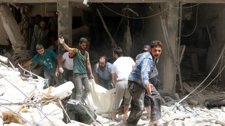 Le corps d'une victime extraite des décombres après un bombardement des forces syriennes le 3 juin 2016 à Alep [THAER MOHAMMED / AFP/Archives]