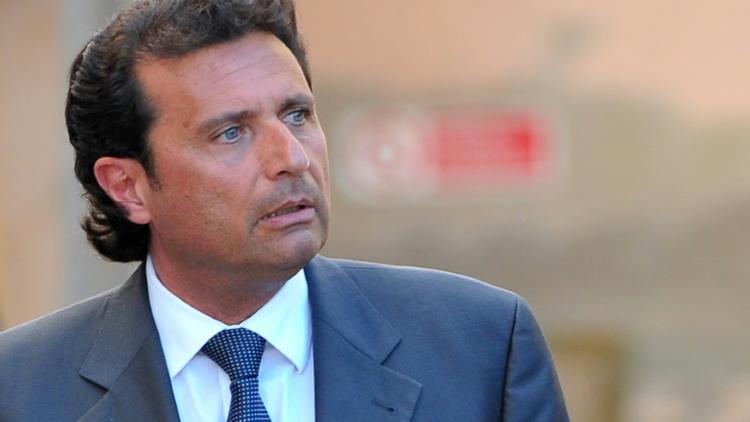 L'ex-commandant du Costa Concordia Francesco Schettino quitte le tribunal de Grosseto, le 15 avril 2013 [Tiziana FABI, Tiziana FABI / AFP/Archives]