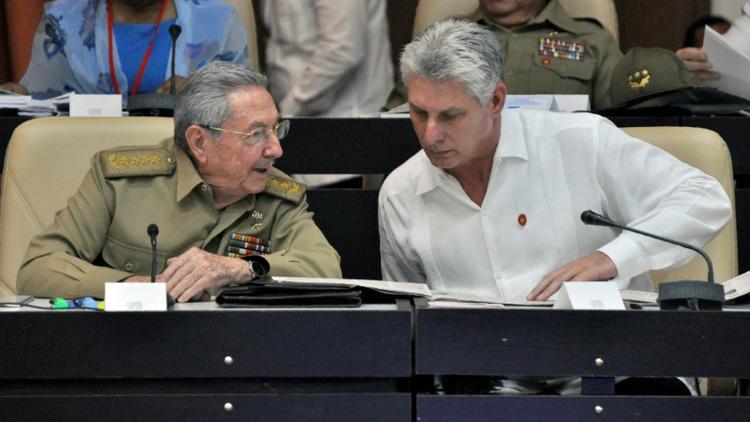 Le président cubain Raul Castro (g) et son premier vice-président ainsi que probable successeur, Miguel Diaz-Canel, le 14 juillet 2017 à l'Assemblée nationale à La Havane [JORGE BELTRAN / AFP/Archives]