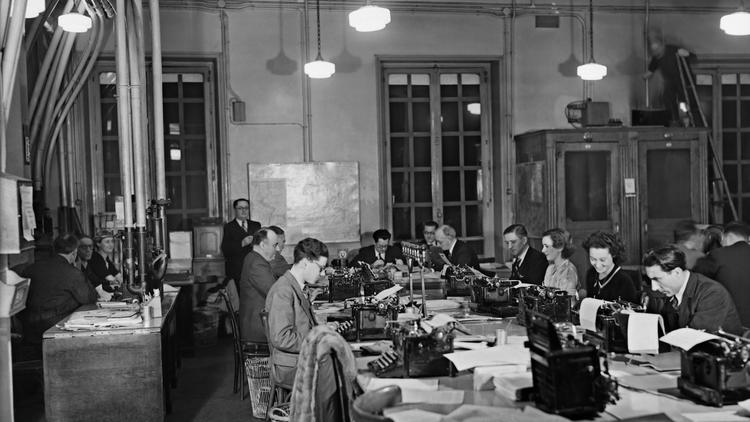 Des journalistes au siège de l'agence Havas en 1930 à Paris [- / -/AFP/Archives]