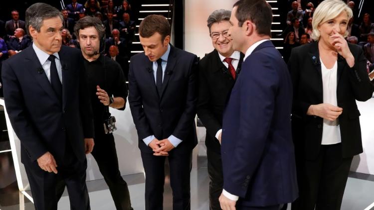 François Fillon, Emmanuel Macron, Jean-Luc Mélenchon, Benoît Hammon et Marine le Pen avant le débat TV sur TF1 le 20 mars 2017 à Aubervilliers [Patrick KOVARIK / POOL/AFP/Archives]