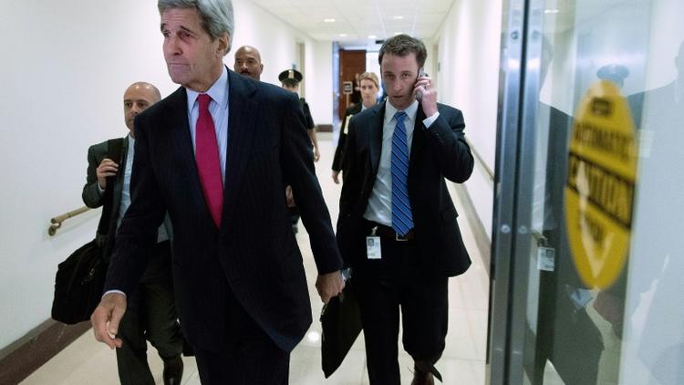 Le secrétaire d'Etat américain John Kerry quitte le Capitole à l'issue d'une réunion sur la Syrie, le 27 octobre 2015 à Washington [Chip Somodevilla / Getty/AFP]