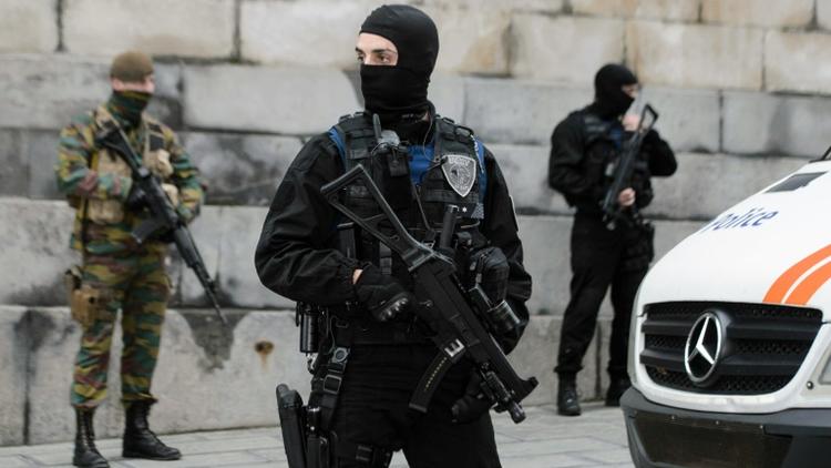 Policiers et militaires  le 20 novembre 2015 à Bruxelles [NICOLAS LAMBERT / BELGA/AFP]