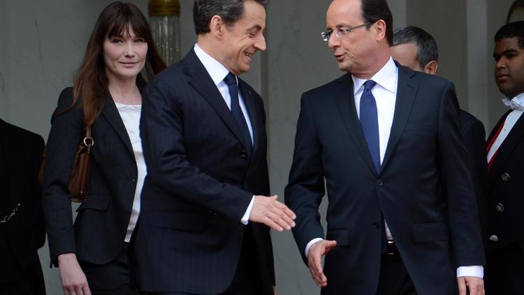 Nicolas Sarkozy salue le nouveau président, François Hollande, à Paris le 15 mai 2012 [Eric Feferberg / AFP/Archives]