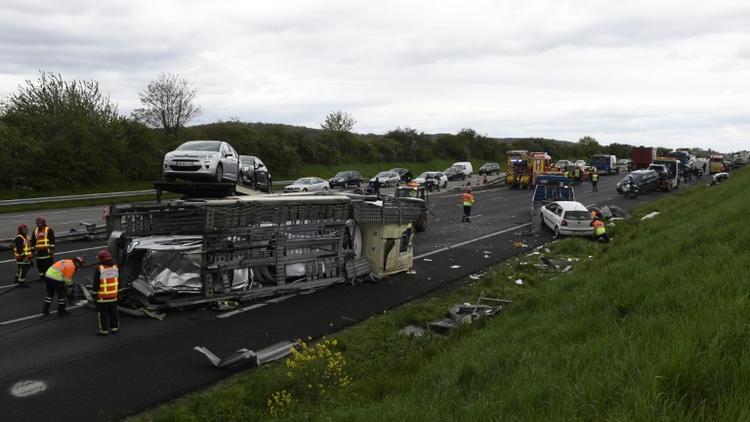 Les secours sur les lieux d'un accident le 25 avril 2016 sur l'A13 près des Mureaux [ERIC FEFERBERG / AFP/Archives]