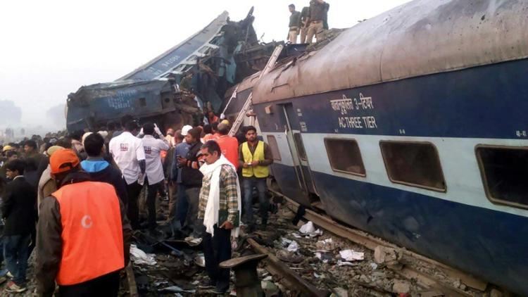 Des équipes de secours recherchent des victimes sur les lieux d'un déraillement de train près de Pukhrayan, le 20 novembre 2016 en Inde [- / AFP]