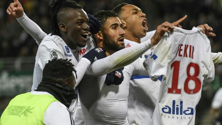 Le milieu de Lyon Nabil Fekir provoque les supporters de Saint-Etienne en exhibant son maillot lors du derby, à Geoffroy-Guichard, le 5 novembre 2017 [PHILIPPE DESMAZES / AFP]