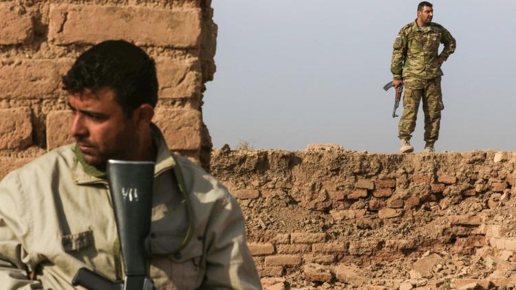 Deux soldats irakiens dans les décombres du site antique de Nimrod [SAFIN HAMED / AFP]