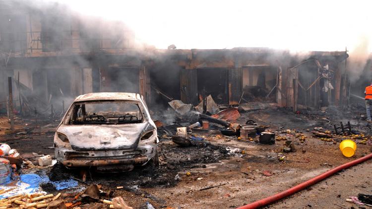 Une voiture carbonisée après un attentat à la bombe à Jos, au Nigeria le 20 mai 2014 [- / AFP/Archives]