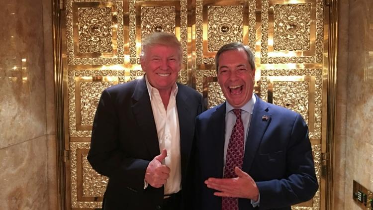 Photo fournie le 12 novembre 2016 par le Ukip montrant l'ex-leader du mouvement Nigel Farage en compagnie du nouveau président des Etats-Unis, Donald Trump.  [Andy WIGMORE / UKIP/AFP/Archives]