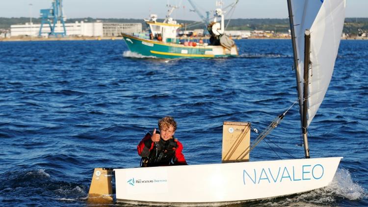 Tom Goron, 12 ans, à son arrivée à Cherbourg-Octeville après avoir battu le 27 juin 2018 le record de la traversée de la Manche en solitaire en Optimist [CHARLY TRIBALLEAU / AFP]