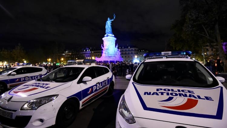 Des voitures de police sont garées sur la place de la République à Paris le 19 octobre 2016 alors que des policiers se rassemblent pour exprimer leur ras-le-bol [BERTRAND GUAY / AFP]