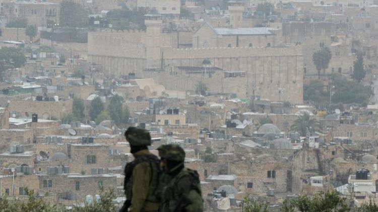 Des gardes israéliens surveillent la ville d'Hébron, en Cisjordanie, le 7 novembre 2015 [HAZEM BADER / AFP]