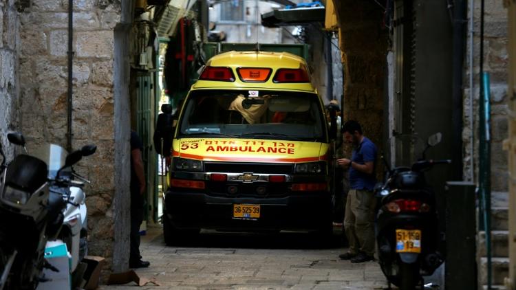 Une ambulance entre dans la Vieille ville de Jérusalem après qu'un Palestinien a poignardé un agent de sécurité israélien avant d'être abattu, le 18 mars 2018 [Ahmad GHARABLI / AFP]