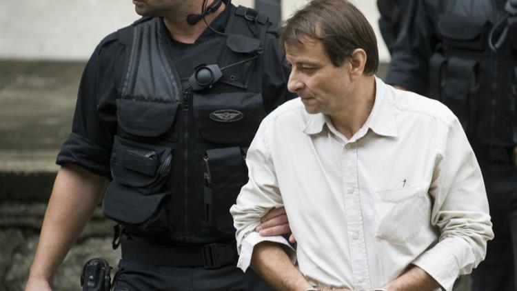 Cesare Battisti quitte un tribunal à Rio de Janeiro, le 10 décembre 2009 [ANTONIO SCORZA / AFP/Archives]
