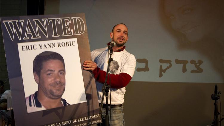 Le petit ami de Lee Zitouni montre un portrait du Français Eric Robic, impliqué dans son accident, à Tel Aviv le 8 décembre 2011 [Jack Guez / AFP/Archives]