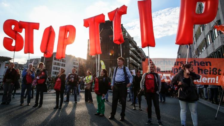 Des manifestants opposés au TTIP participent à une manifestation à Bruxelles, le 20 septembre 2016 [THIERRY ROGE / BELGA/AFP/Archives]