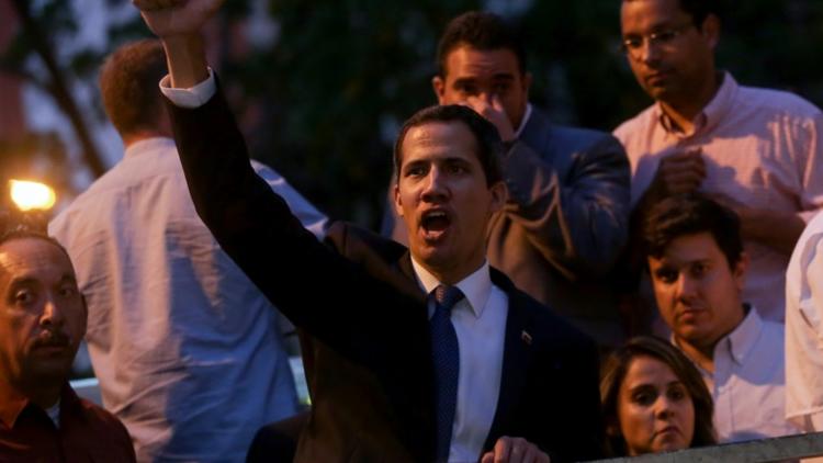 L'opposant vénézuelien Juan Guaido lève le pouce devant ses partisans lors d'un meeting à Caracas le 28 mars 2019 [Cristian HERNANDEZ / AFP]