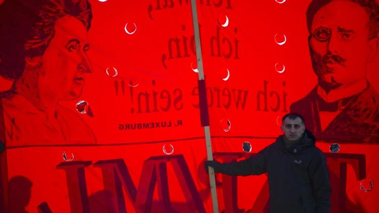 Une banderole représentant Rosa Luxemburg et Karl Liebknecht, le 15 janvier 2012 à Berlin [Odd ANDERSEN / AFP/Archives]