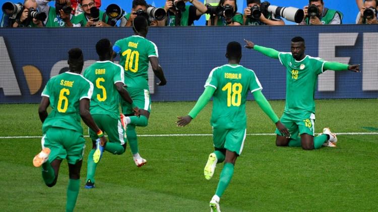 La joie des Sénégalais après le but de Mbaye Niang (d) face à la Pologne lors du Mondial, le 19 juin 2018 à Moscou [Alexander NEMENOV / AFP]