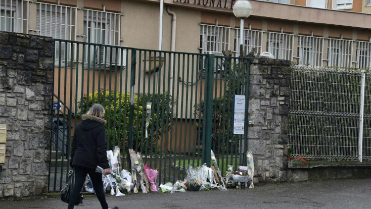 Hommage devant la gendarmerie nationale, à Carcassonne le 24 mars 2018 au lendemain de l'attaque qui a fait quatre morts dont un lieutenant-colonel [PASCAL PAVANI                        / AFP]