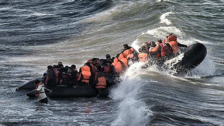 Des migrants à leur arrivée à bord d'un canot pneumatique, le 31 octobre 2015 sur l'île de Lesbos en Grèce [ARIS MESSINIS / AFP]