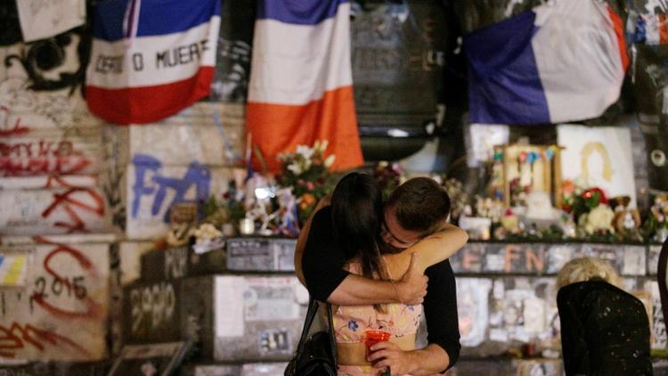 Hommage d'un couple au prêtre assassiné le 26 juillet 2016 place de la République à Paris  [GEOFFROY VAN DER HASSELT / AFP]