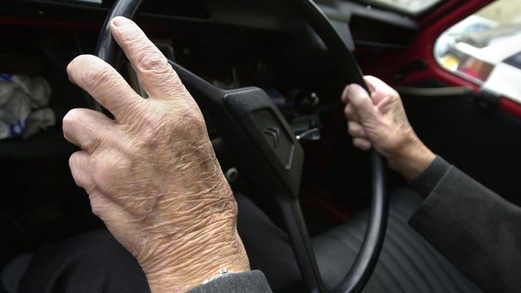 Une personne âgée conduit [Mychele Daniau / AFP/Archives]