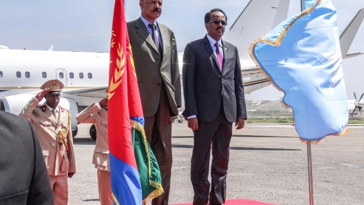 Le président érythréen Issaias Afeworki et son homologue somalien Mohamed Abdullahi Mohamed, le 13 décembre 2018 à Mogadiscio [Mohamed ABDIWAHAB / AFP]