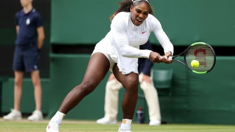 L'Américaine Serena Williams face à l'Italienne Camila Giorgi en quarts de finale à Wimbledon, le 10 juillet 2018 [Daniel LEAL-OLIVAS / AFP]