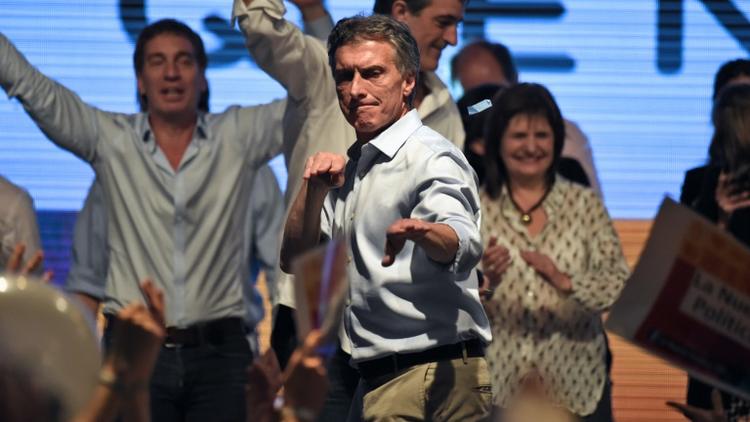 Le candidat conservateur Mauricio Macri danse le 25 octobre 2015 au siège de son parti à Buenos Aires, au soir du 1er tour des élections présidentielles [EITAN ABRAMOVICH / AFP]