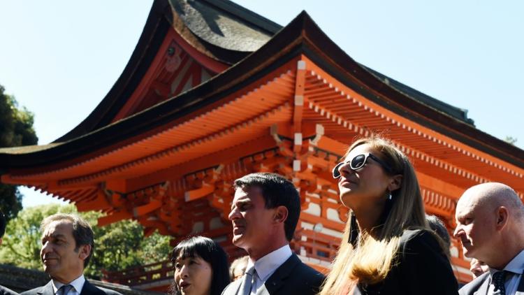 Le Premier ministre français Manuel Valls (c) et son épouse Anne Gravoin (2e à d) visitent le sanctuaire Shimogamo à Kyoto le 3 octobre 2015 [TOSHIFUMI KITAMURA / AFP]