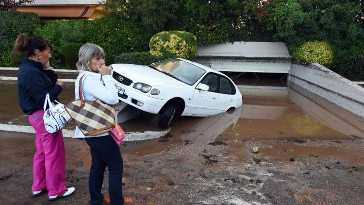 Une voiture endommagée par les inondations qui ont frappé Mandelieu-la-Napoule, dans les Alpes-Maritimes, le 4 octobre 2015 [BORIS HORVAT / AFP]