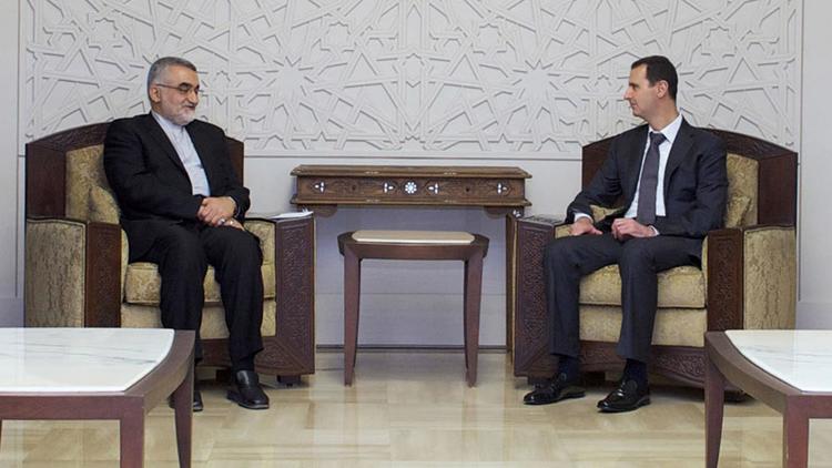Photo fournie par l'agence SANA le 22 avril 2013 montrant Allaeddine Boroujerdi et Bachar al-Assad en discussion à Damas [- / SANA/AFP/Archives]
