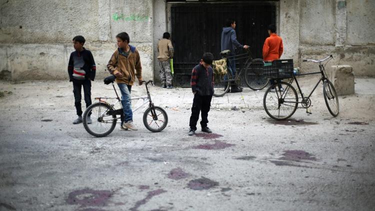 Des enfants sur le site d'un bombardement du régime qui a tué au moins quatre écoliers selon l'OSDH, le 31 octobre 2017 à Jisrine en Syrie [Amer ALMOHIBANY / AFP]