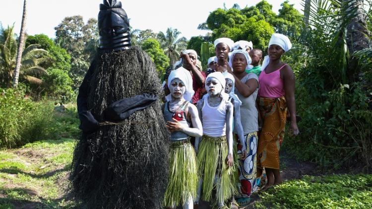 Procession de membres de la société secrète Bondo, dans le village de Songo en Sierra Leone, le 2 décembre 2019 [LYNN ROSSI / AFP]