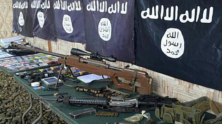 Drapeaux du groupe Etat islamique et des armes appartenant à des combattants revendiquant leur appartenance à cette organisation. Photo prise le 26 novembre 2015 [STR / AFP/Archives]