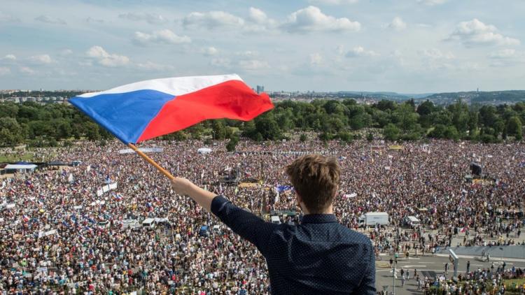 Une foule de manifestants rassemblés à Prague le 23 juin 2019 pour réclamer la démission du Premier ministre Andrej Babis [Michal Cizek / AFP]