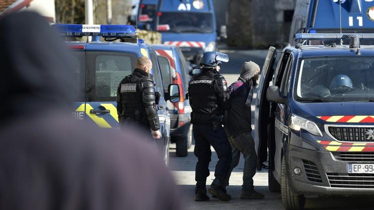 Les gendarmes arrêtent un membre de La maison de résistance à la poubelle nucleaire à Bure, au nord-est de la France, le 22 février 2018 [JEAN-CHRISTOPHE VERHAEGEN / AFP/Archives]
