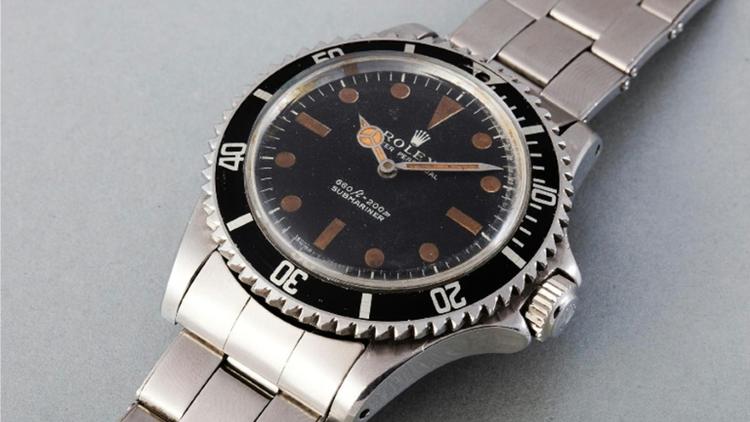 La montre Rolex Submariner portée par Roger Moore dans le film de James Bond "Live and Let Die" vendue aux enchères à Genève par la maison Phillips le 9 novembre 2015 [ / Maison d'enchères PHillips/AFP]