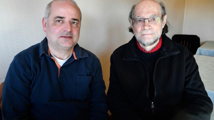Bertrand Vilain et l'ancien avocat de la famille Seznec, Denis Langlois, le 26 février à Landivisiau (Finistère) [Fred TANNEAU / AFP]
