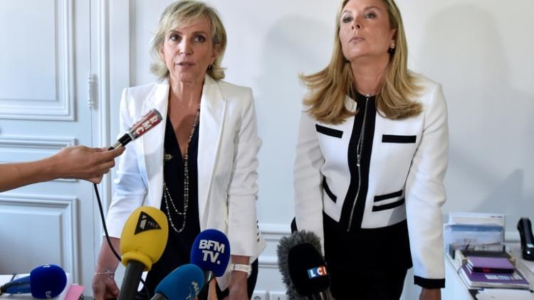 Les deux avocates de Jacqueline Sauvage, Janine Bonaggiunta (G) et Nathalie Tomasini, lors d'une conférence de presse, le 12 août, à Paris [ALAIN JOCARD / AFP/Archives]