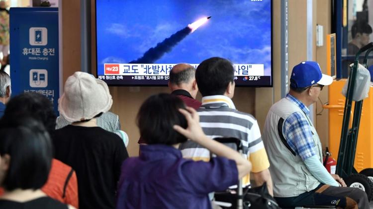 Un écran dans une gare de Séoul diffuse des images d'un lancement de missile nord-coréen, le 10 août 2019 [Jung Yeon-je / AFP]
