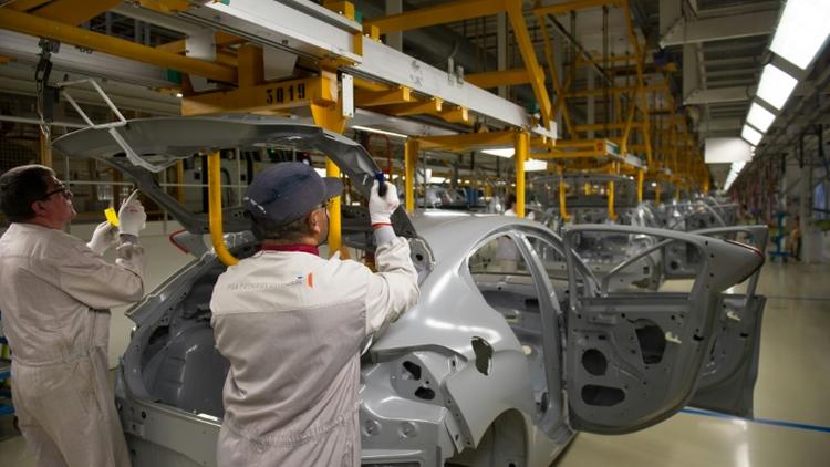 Des employés sur une chaîne de montage à l'usine PSA Peugeot Citroen le 29 avril 2015 à Mulhouse  [SEBASTIEN BOZON / AFP/Archives]