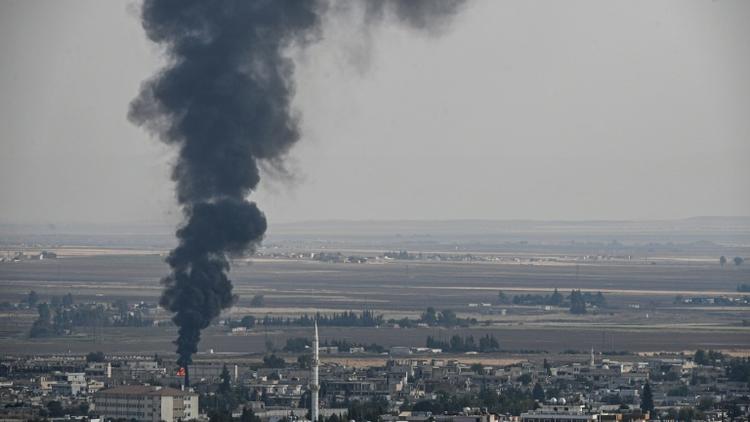 De la fumée au-dessus de la ville syrienne de Ras al-Ain, lors de l'offensive des forces turques, le 18 octobre 2019 [Ozan KOSE / AFP]