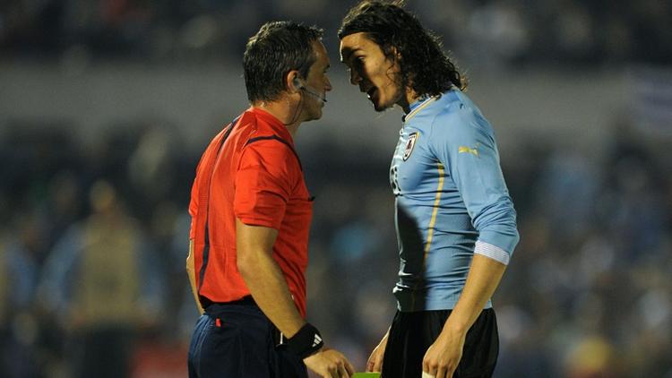 L'attaquant uruguayen Edinson Cavani discute avec l'arbitre lors d'un match amical contre l'Argentine, le 4 juin 2014 à Montevideo [PABLO PORCIUNCULA / AFP/Archives]