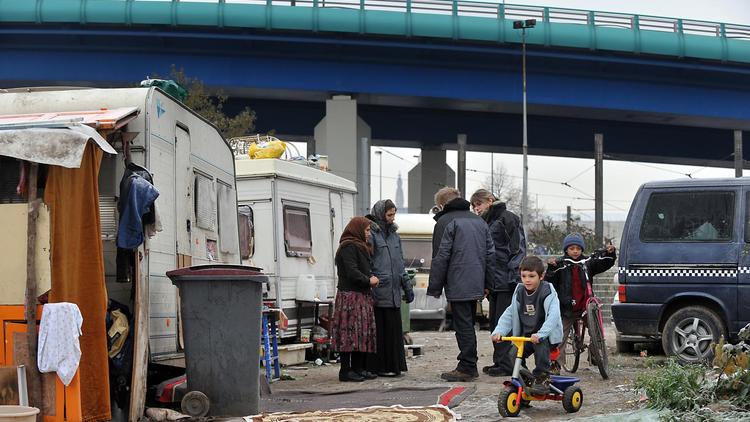 Des éducateurs du Samu social de Lille discutent avec des Roms vivant dans un campement de fortune, le 16 décembre 2009 près de Lille [Philippe Huguen / AFP/Archives]