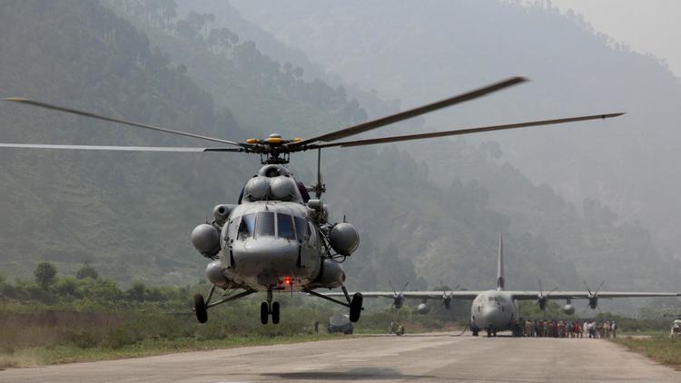 Un hélicoptère de secours le 22 juin 2013 à Dharasu, en Inde [ / Ministère indien de la Défense/AFP/Archives]