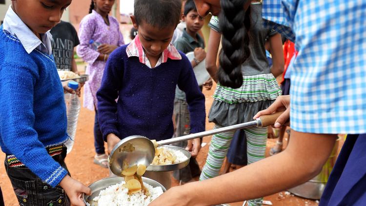 Des écoliers indiens reçoivent leur repas à Bangalore, le 19 juillet 2013 [Manjunath Kiran / AFP]